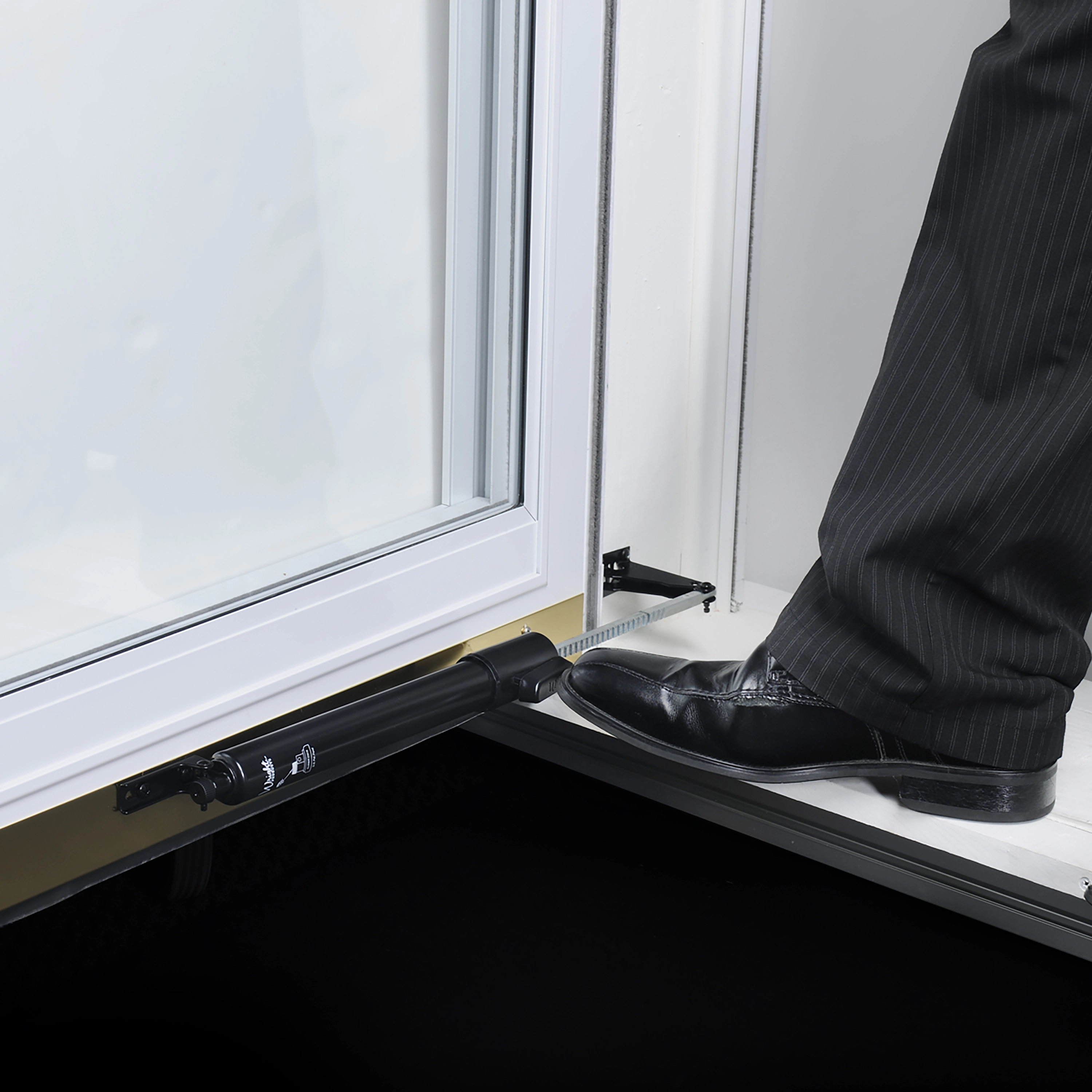 Standard-Duty Pneumatic Screen and Storm Door Closer with EZ-HOLD variant image view