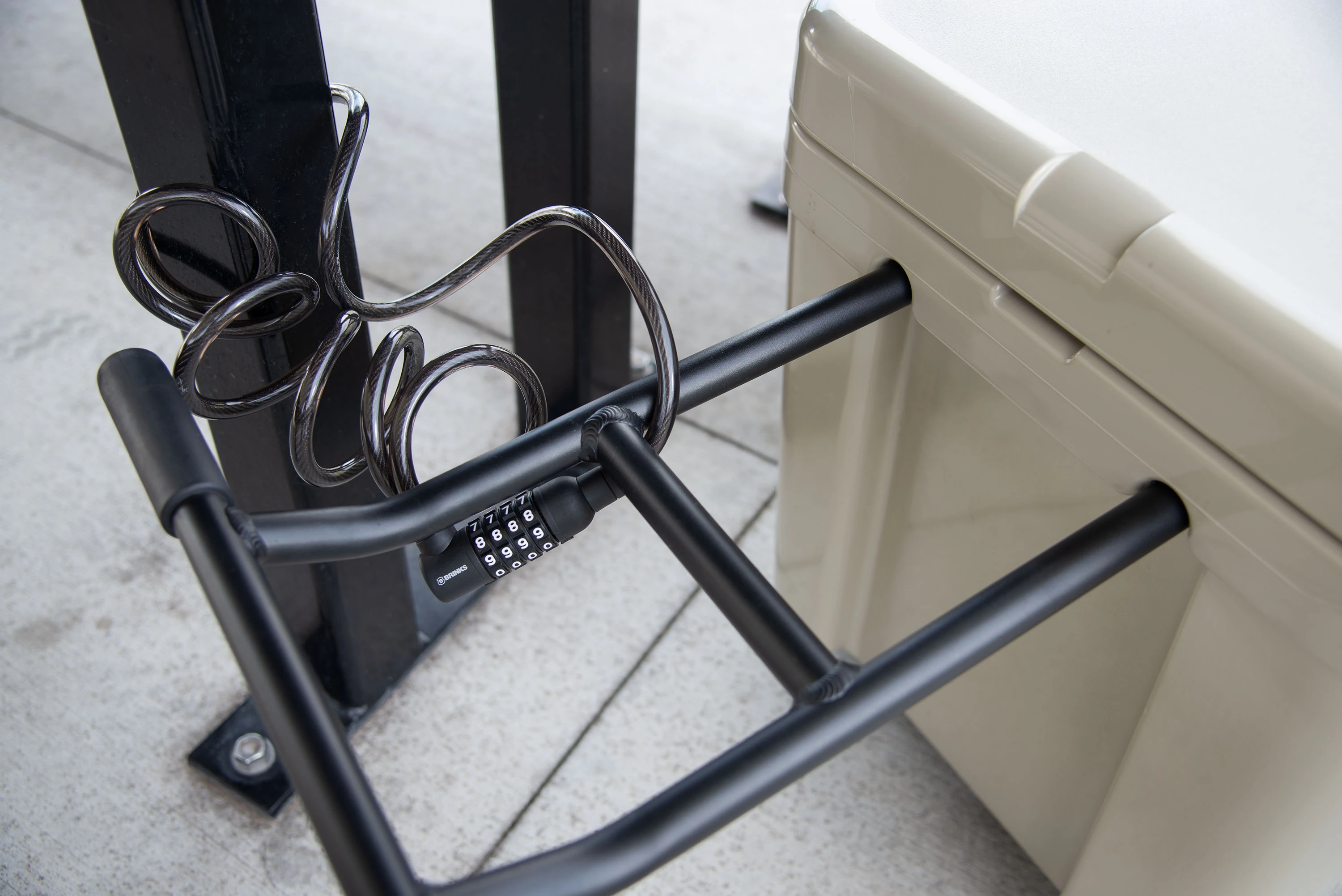Brinks Covered 3/8in (10mm) x 6ft (1.8m) Flexible Steel Cable Resettable Lock variant image view